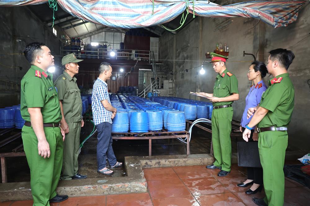 Cơ quan Cảnh sát điều tra Công an tỉnh Bắc Giang tống đạt quyết định và lệnh đối với Nguyễn Văn Tân.