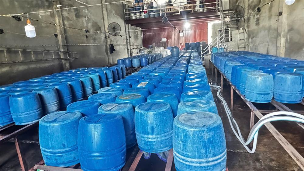 Hàng chục chiếc lu làm giá chuẩn bị xuất ra thị trường.