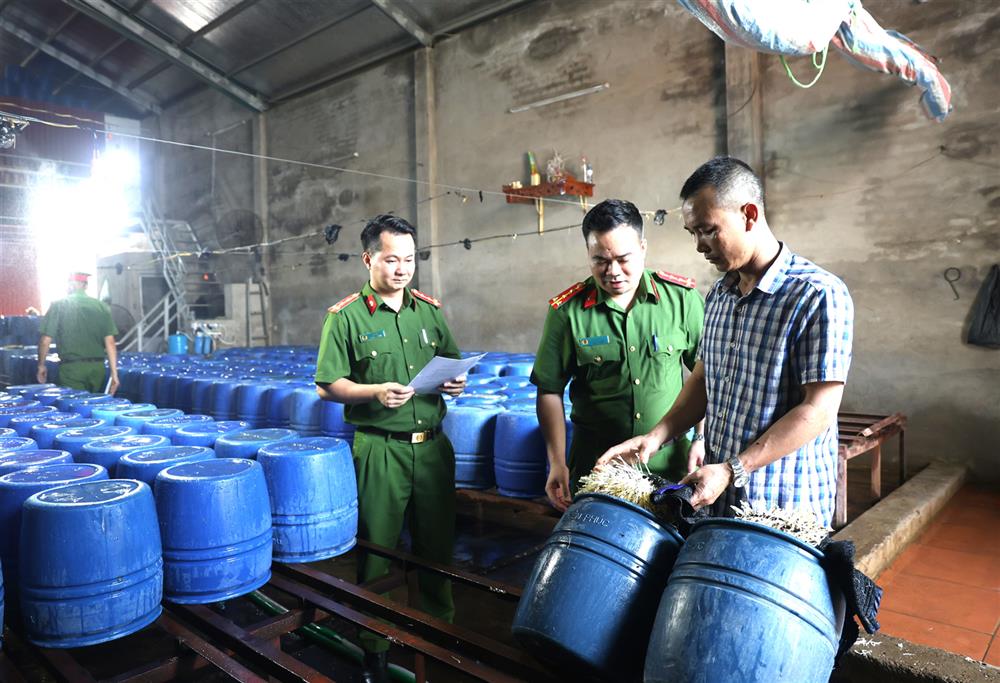 Cơ quan Công an kiểm tra các lu làm giá.