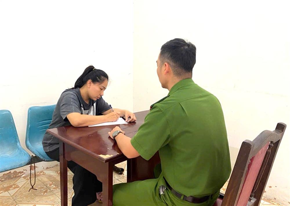 Đối tượng Hoàng Thị Thu Hiền tại cơ quan Công an.