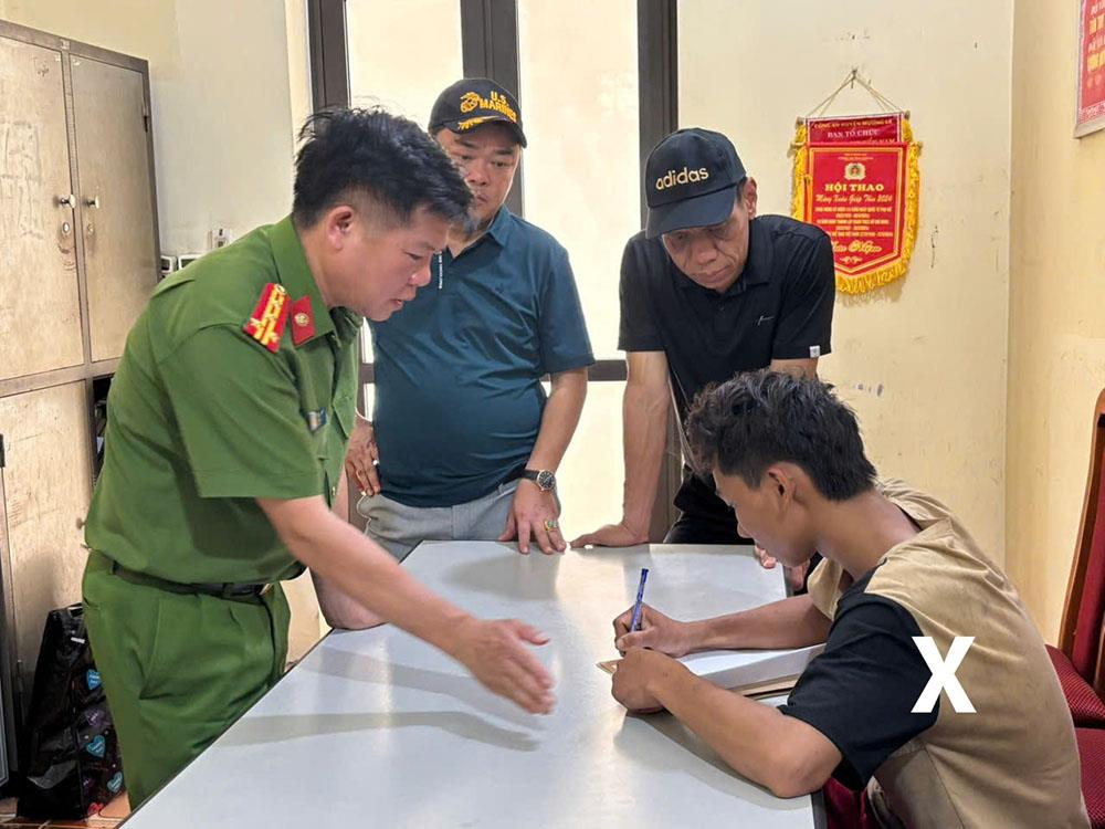 Đại tá Trần Thanh Sơn, Phó Giám đốc, Thủ trưởng Cơ quan Cảnh sát điều tra và lãnh đạo các phòng nghiệp vụ Công an tỉnh tiến hành lấy lời khai đối tượng Tòng Văn Vương.