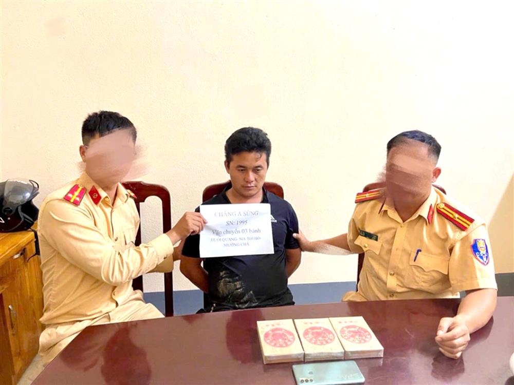 Đối tượng Cháng A Sùng cùng tang vật.