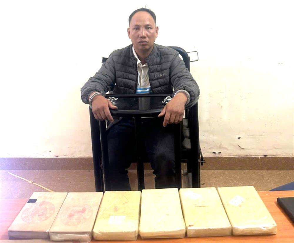 Đối tượng Thào A Sính cùng tang vật.