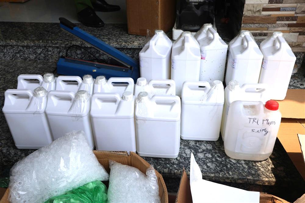 Dung dịch để các đối tượng sản xuất mỹ phẩm giả.