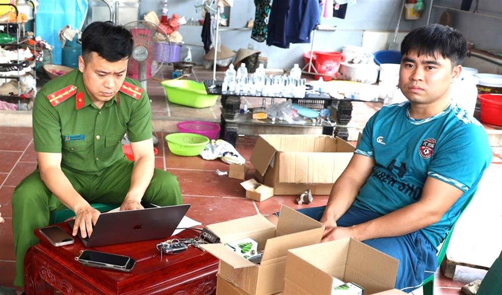 Cơ quan Cảnh sát điều tra Công an tỉnh Bắc Giang làm việc với Nguyễn Văn Khánh tại cơ sở sản xuất mỹ phẩm giả của Khánh.