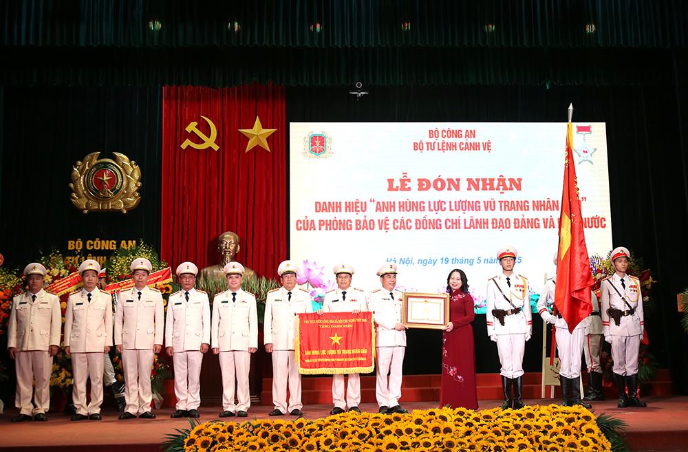 Phó Chủ tịch nước Võ Thị Ánh Xuân trao Danh hiệu Anh hùng lực lượng vũ trang nhân dân tặng Phòng Bảo vệ các đồng chí lãnh đạo Đảng và Nhà nước.