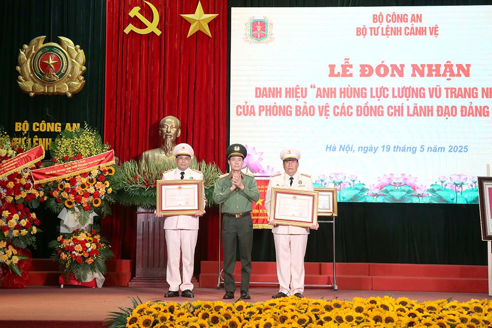 Thừa ủy quyền, Thứ trưởng Lê Quốc Hùng trao Huân chương Bảo vệ Tổ quốc hạng Nhì tặng 02 cá nhân thuộc Phòng Bảo vệ các đồng chí lãnh đạo Đảng và Nhà nước.