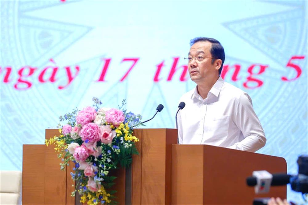 Thứ trưởng Bộ Khoa học và Công nghệ Phạm Đức Long trình bày báo cáo tại phiên họp.