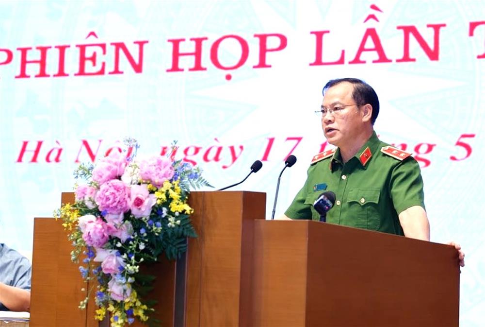 Thứ trưởng Nguyễn Văn Long trình bày báo cáo tại Hội nghị.