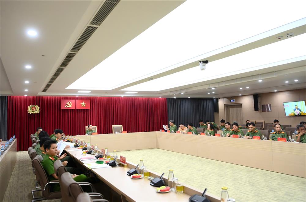 Thiếu tướng Đặng Hồng Đức, Thứ trưởng Bộ Công an cùng lãnh đạo một số đơn vị trực thuộc Bộ dự Hội nghị tại điểm cầu Bộ Công an.