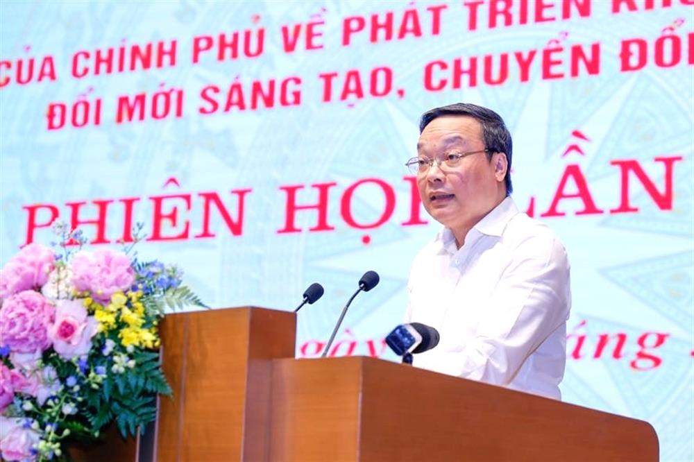 Thứ trưởng Bộ Nội vụ Trương Hải Long trình bày báo cáo kết quả thực hiện cải cách hành chính và các nhiệm vụ trọng tâm triển khai trong tháng 5 và tháng 6/2025.