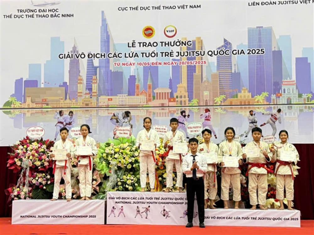 2. Cặp đôi song sinh Nguyễn Gia Linh, Nguyễn Gia Huy nhận huy chương vàng Duo Classic đôi nam nữ.