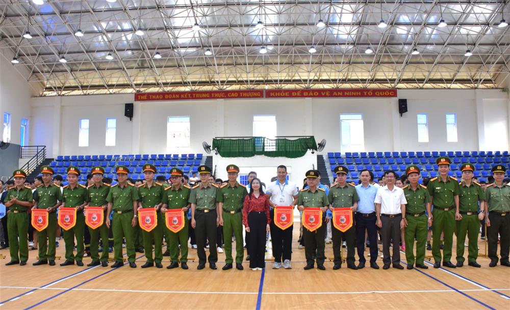 Ban tổ chức trao Cờ lưu niệm cho các vận động viên.