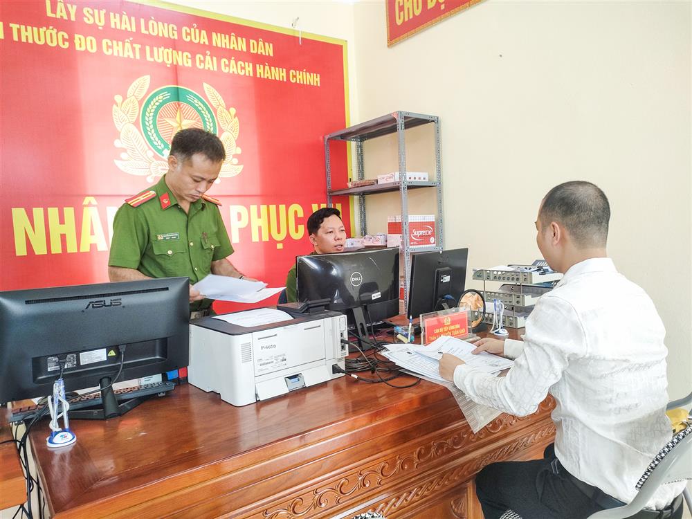 Cán bộ Công an phường Quảng Minh, thị xã Việt Yên tiếp nhận và hướng dẫn người dân làm thủ tục hành chính.