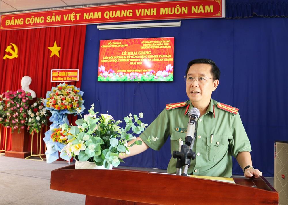 Đại tá Lê Phú Thạnh, Phó Giám đốc Công an tỉnh phát biểu tại Lễ khai giảng.