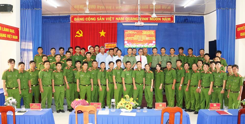 Các đại biểu và cán bộ, chiến sỹ dự Lễ khai giảng.