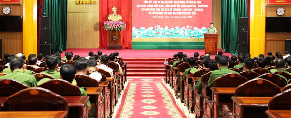 Toàn cảnh buổi báo công, tổng kết.