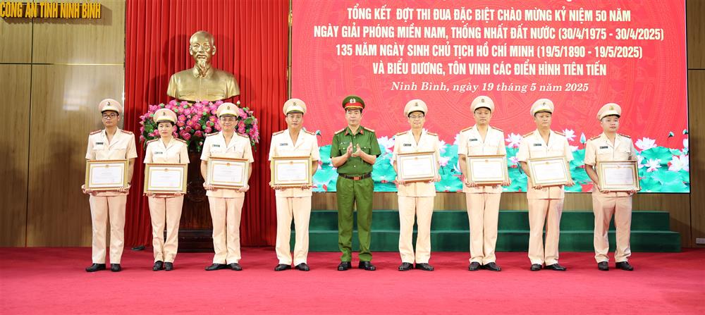 Thừa ủy quyền, Đại tá Đinh Việt Dũng, Giám đốc Công an tỉnh trao Cờ đơn vị dẫn đầu phong trào thi đua năm 2024 của Chính phủ tặng Phòng Cảnh sát hình sự Công an tỉnh và Công an phường Trung Sơn, thành phố Tam Điệp.