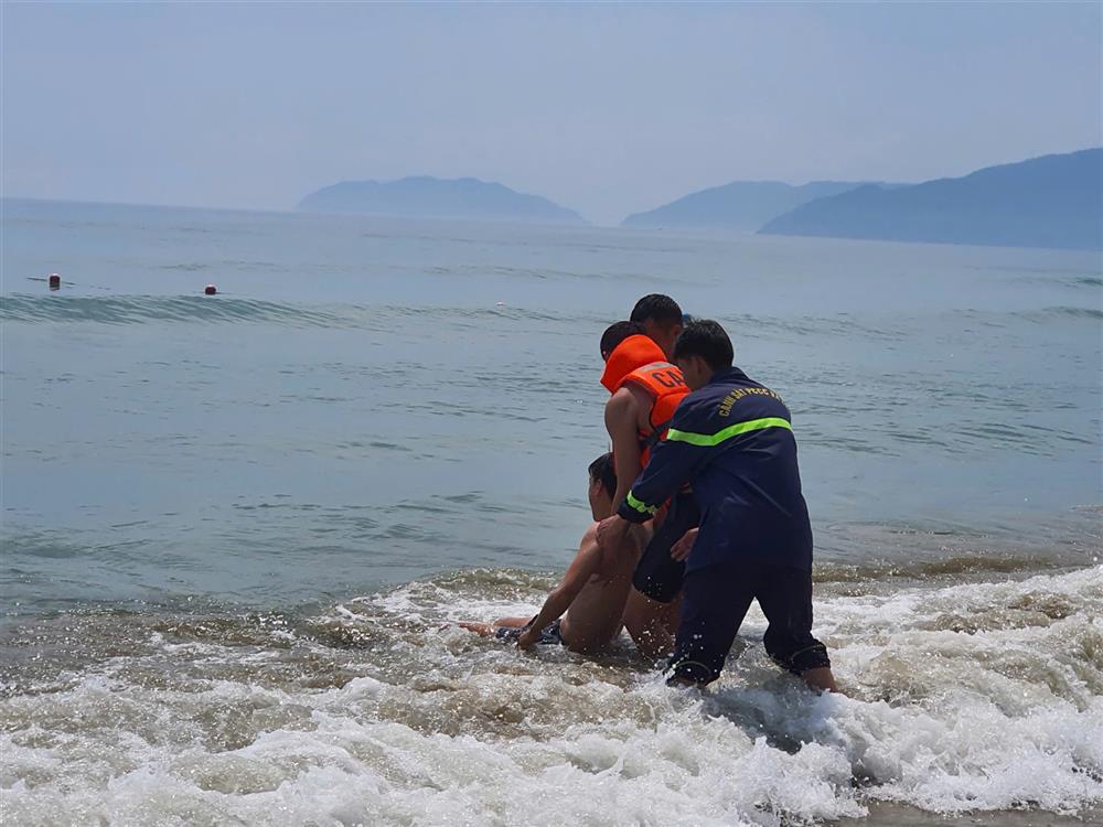 Phòng Cảnh sát PCCC&CNCH Công an thành phố Huế kỹ năng cứu nạn, cứu hộ, phòng chống đuối nước cho lực lượng CNCH và một số cán bộ, nhân viên của Nhà nghỉ dưỡng Lăng Cô- Bộ Công an.