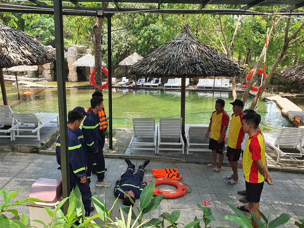 Phòng Cảnh sát PCCC&CNCH Công an thành phố Huế kỹ năng CNCH, phòng chống đuối nước cho lực lượng cứu hộ khu du lịch Bạch Mã Village- Thác trượt Bạch Mã.