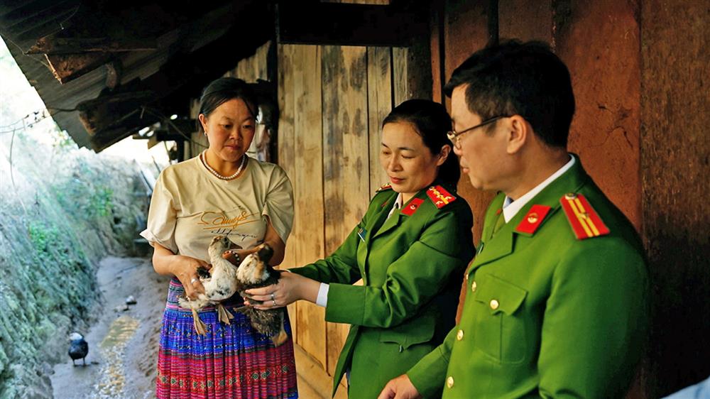 Công an xã Hồ Bốn hỗ trợ con giống cho người sau cai nghiện ma túy.