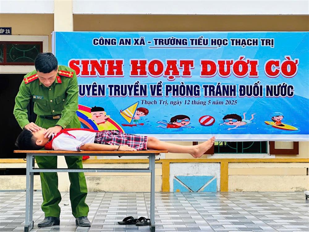 Lực lượng Công an hướng dẫn kỹ năng sơ cứu người bị đuối nước.