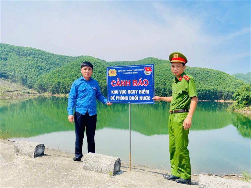 Lực lượng Công an phối hợp Đoàn Thanh niên rà soát cắm biển cảnh báo nguy hiểm.