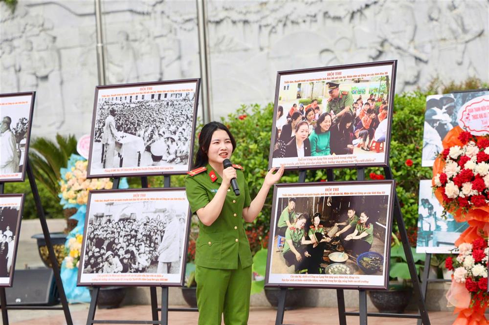 Các đội tham gia thuyết trình ảnh tại Hội thi.