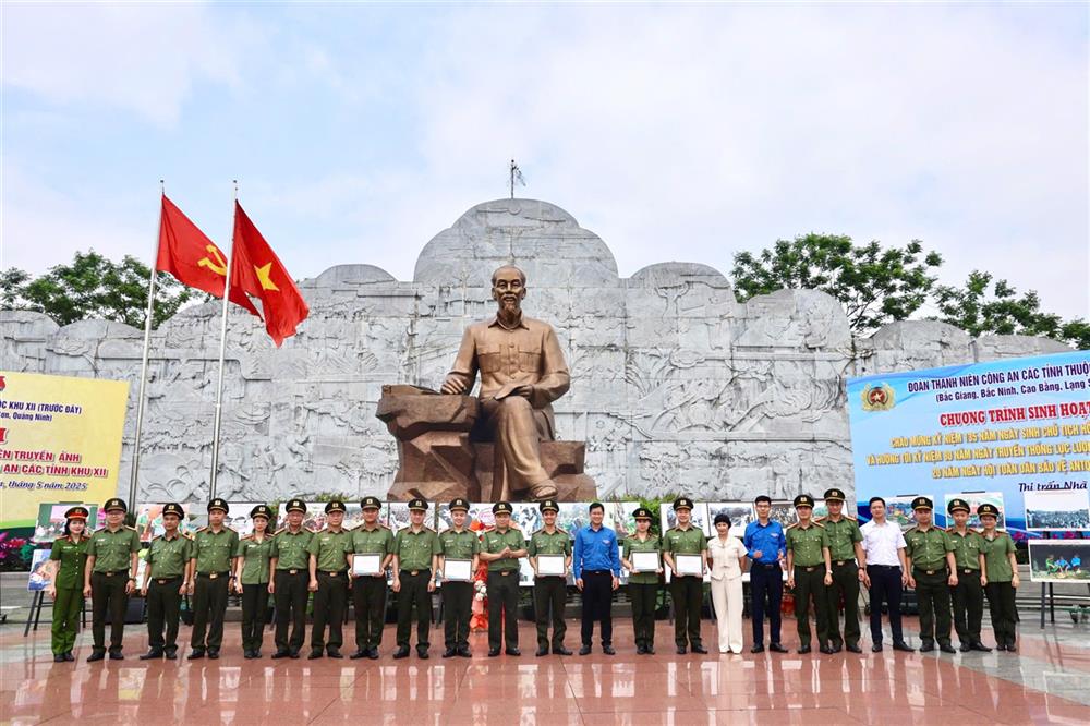Lãnh đạo Công an tỉnh Bắc Giang trao giải tặng các đội thi.