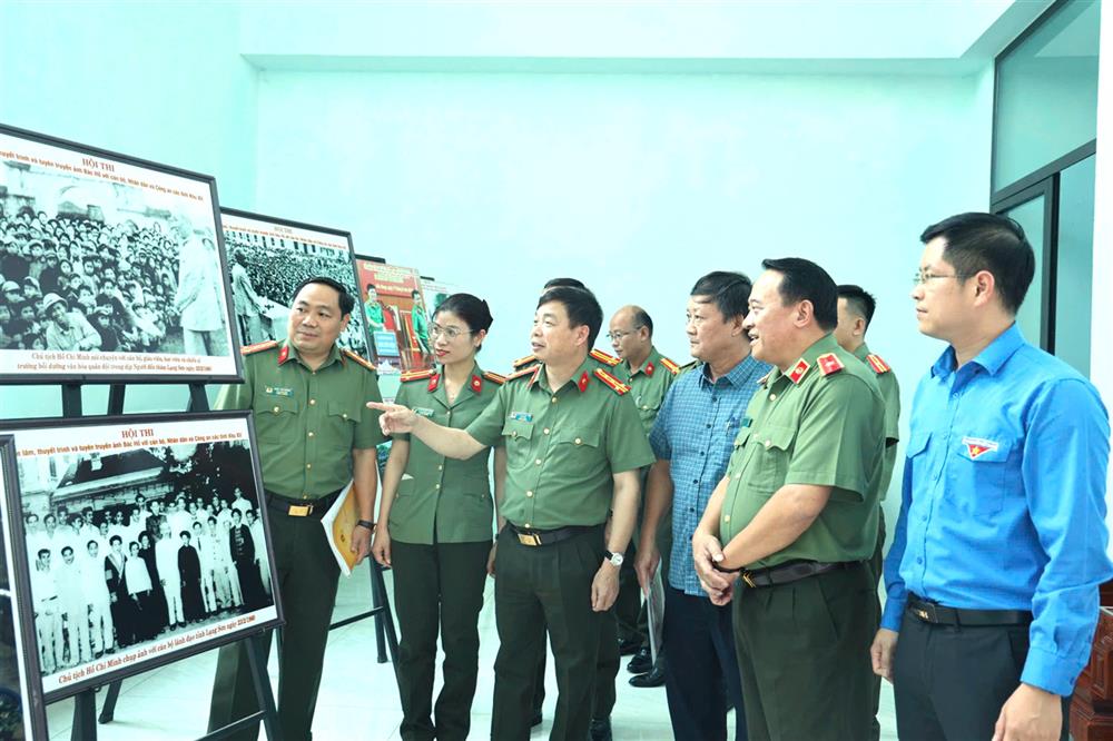 Các đồng chí lãnh đạo thăm quan triển lãm ảnh.