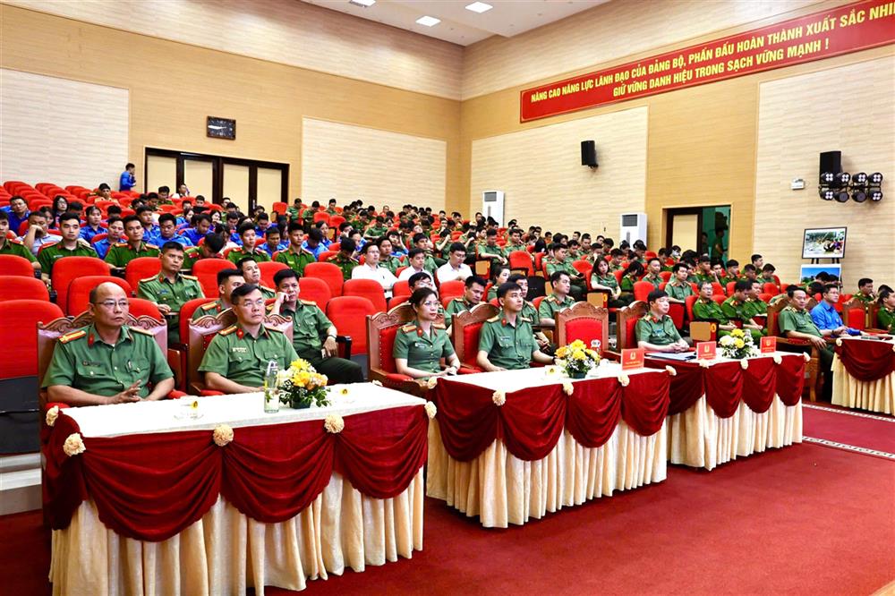 Các đại biểu dự chương trình.