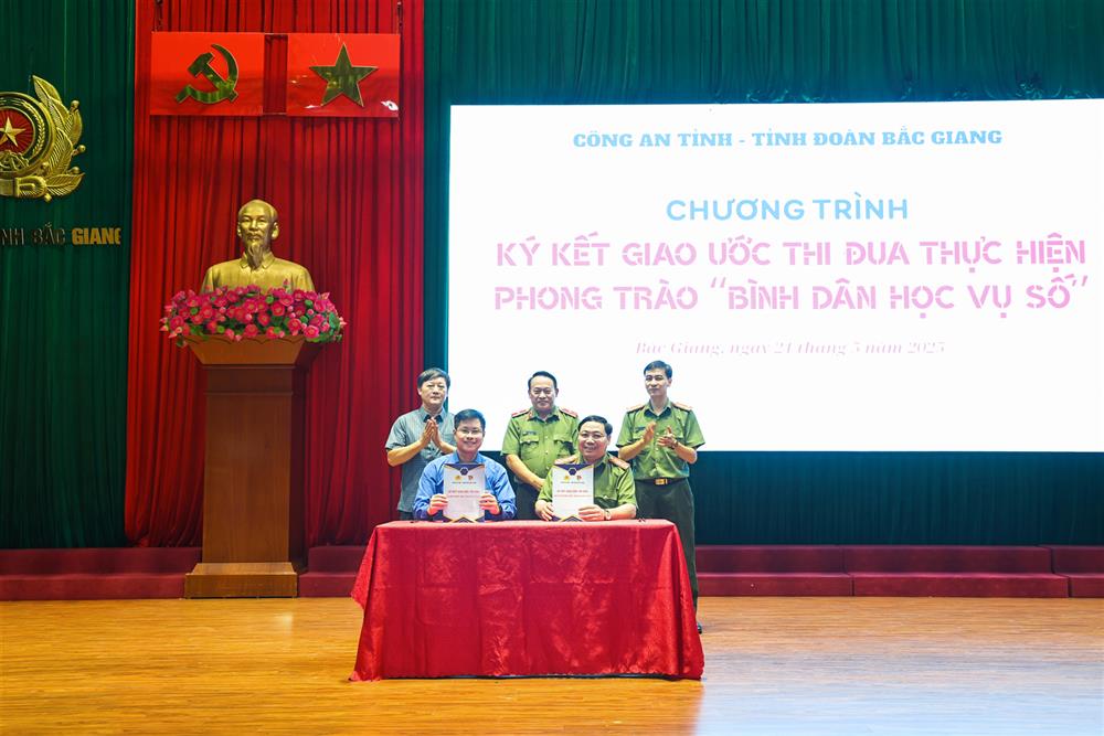 Công an tỉnh Bắc Giang và Tỉnh đoàn Bắc Giang tổ chức ký kết giao ước thi đua thực hiện phong trào “Bình dân học vụ số”.