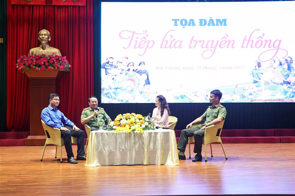 Các đại biểu trao đổi tại tọa đàm.