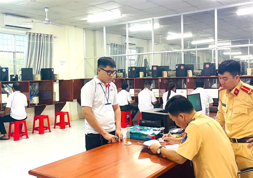 Cán bộ Công an tỉnh đảm bảo kỳ thi lý thuyết diễn ra đúng quy định.