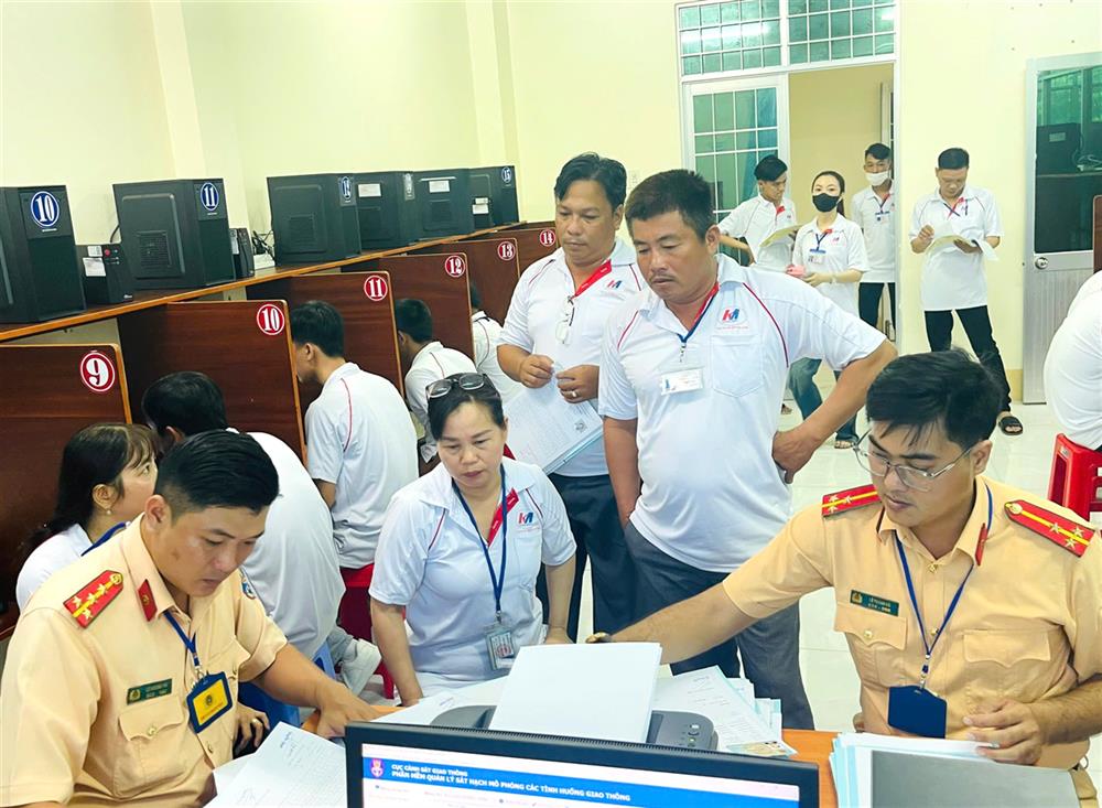 Cán bộ, chiến sĩ CSGT kiểm tra hồ sơ thí sinh sau phần thi mô hình.