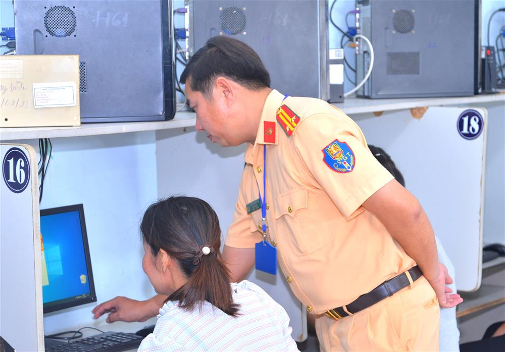 Cán bộ CSGT hướng dấn thí sinh thực hiện phần thi lý thuyết.