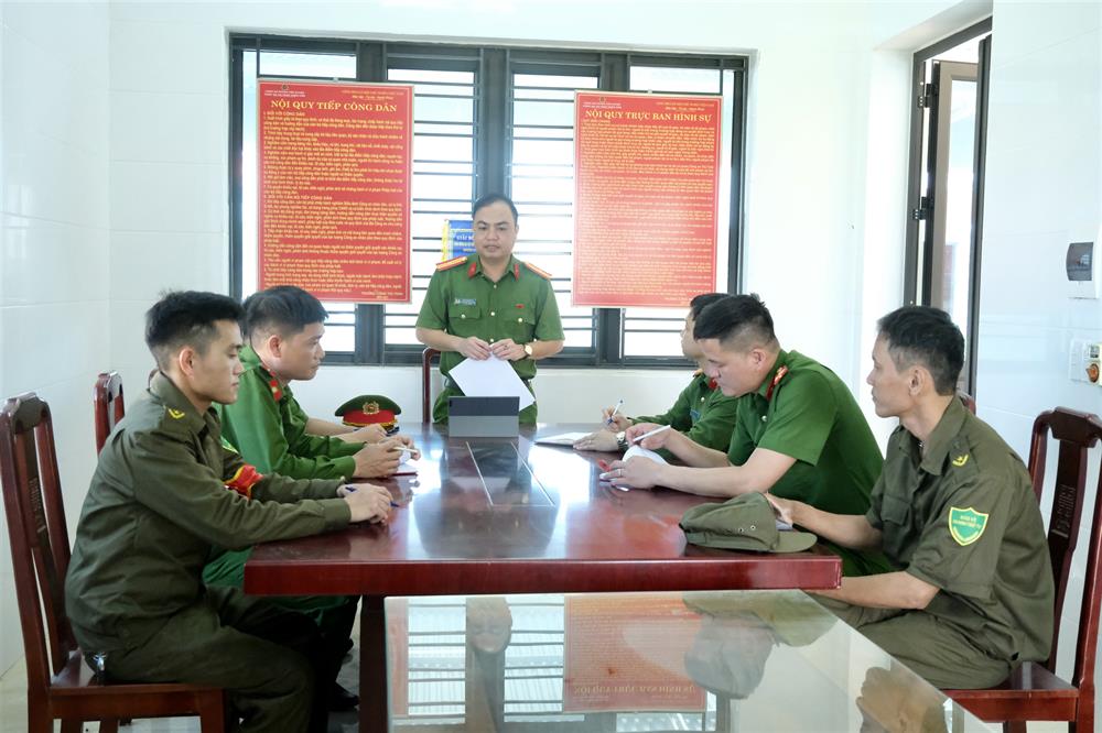 Công an thị trấn Thiên Cầm họp bàn với lực lượng tham gia bảo vệ ANTT ở cơ sở đảm bảo ANTT tại bãi biển Thiên Cầm.