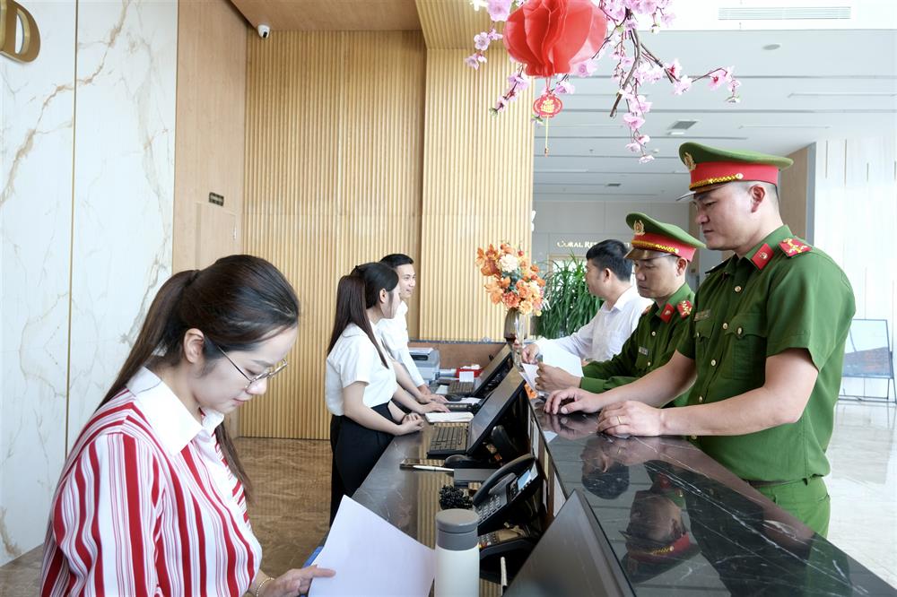 Công an thị trấn Thiên Cầm phối hợp với Ban Quản lý du lịch kiểm tra công tác tạm trú tại các khách sạn trên địa bàn.