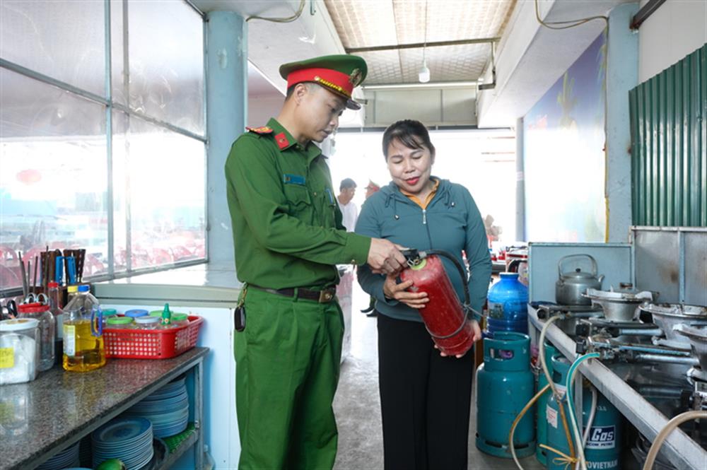 Phối hợp kiểm tra, hướng dẫn công tác đảm bảo an toàn phòng cháy, chữa cháy tại các nhà hàng ở khu du lịch.