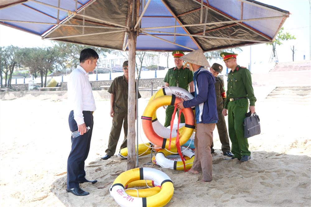 Phối hợp tuyên truyền nâng cao ý thức, kiến thức về an toàn, kỹ năng tự bảo vệ tại khu vực bãi biển.