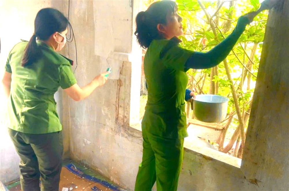 bộ, chiến sĩ Đồn Công an Lý Sơn và Phòng An ninh kinh tế tham gia hỗ trợ sửa chữa căn nhà.