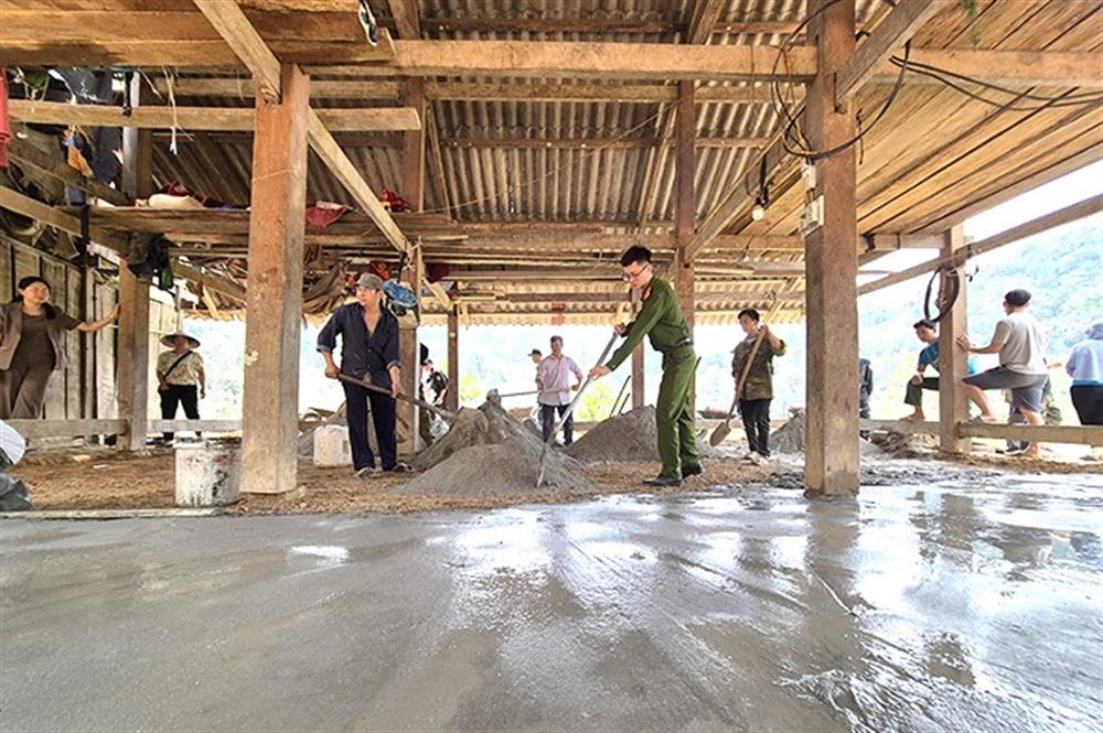 CBCS Công an tham gia hỗ trợ, sửa chữa nhà anh Lý Văn Chờ.