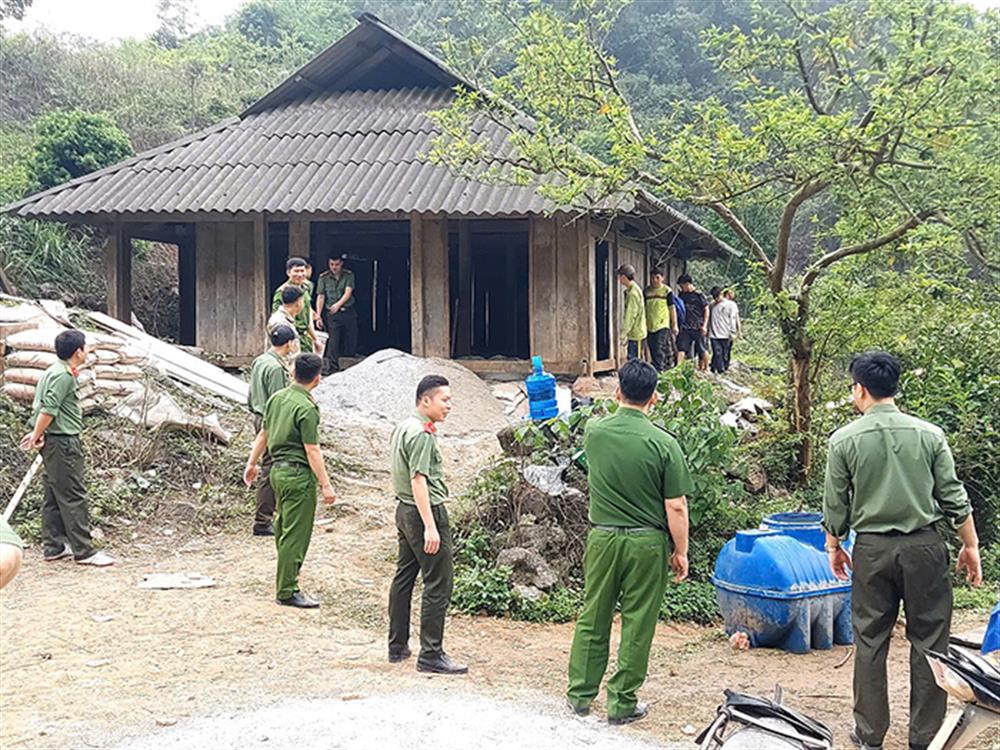 CBCS Công an tham gia hỗ trợ, sửa chữa nhà anh Mã Văn Sì.