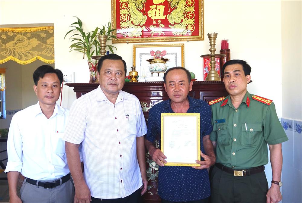 Đại tá Lê Tấn Vinh, Phó Giám đốc Công an tỉnh trao quyết định bàn giao nhà tình nghĩa tặng gia đình bà Diệp Hồng Xuân, thân nhân thờ cúng liệt sĩ Công an nhân dân, tại Khóm 7, thị trấn Thới Bình.