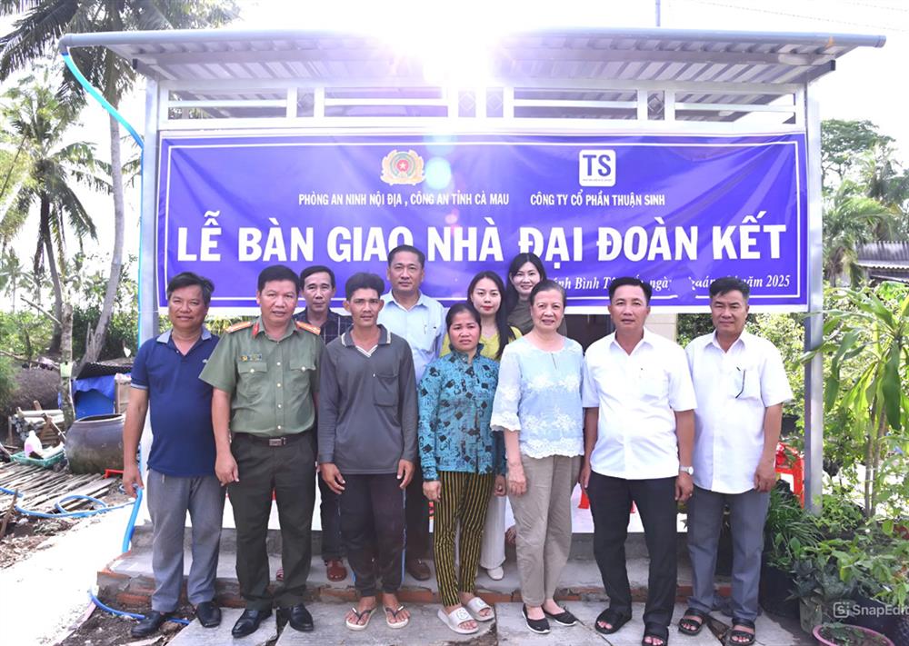 Phòng An ninh nội địa, Công an tỉnh Cà Mau bàn giao nhà Đại đoàn kết tặng gia đình anh Lê Đồng Nhi, cư ngụ ấp 1, xã Khánh Bình Tây Bắc, huyện Trần Văn Thời.