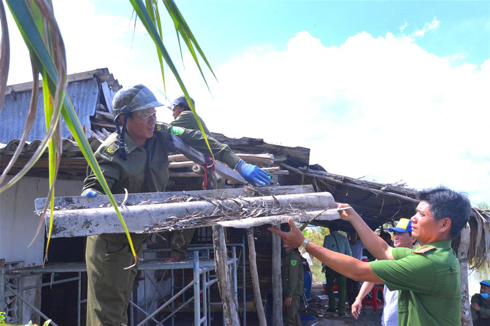 Lực lượng Công an xã Khánh An, huyện U Minh hỗ trợ ngày công giúp đỡ gia đình bà Tống Kim Mãi, cư ngụ ấp 7, xã Khánh An tháo dỡ nhà cũ để xây dựng nhà mới.