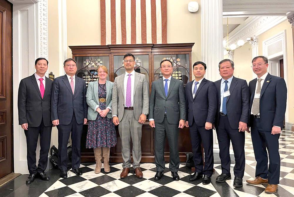 Thứ trưởng Phạm Thế Tùng và ngài Ivan Kanapathy.