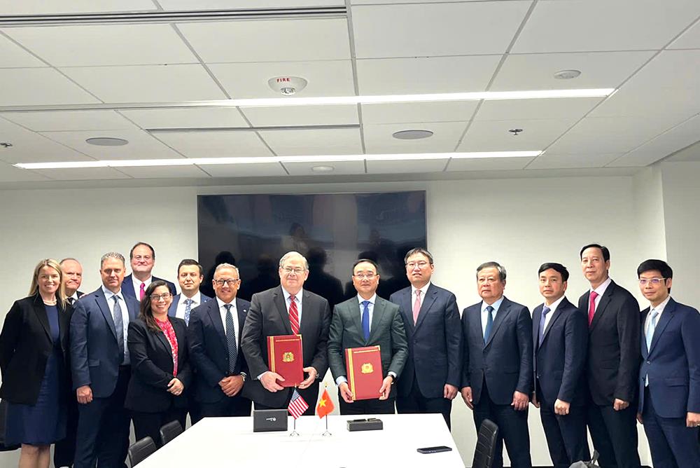 Thứ trưởng Phạm Thế Tùng và Phó Chủ tịch Lockheed Martin Jeff White trao đổi Biên bản hợp tác giữa Bộ Công an Việt Nam và Tập đoàn Lockheed Martin.