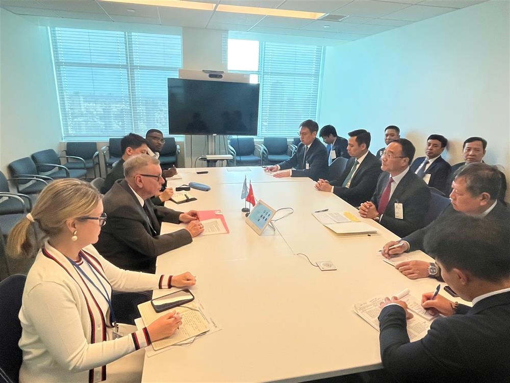 Thứ trưởng Phạm Thế Tùng làm việc với Trợ lý Tổng Thư ký LHQ Alexander Zouev.