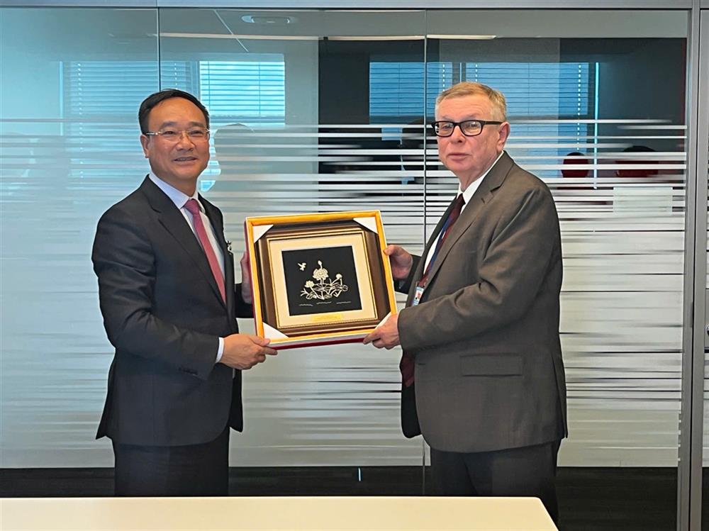 Thứ trưởng Phạm Thế Tùng tặng quà lưu niệm Trợ lý Tổng Thư ký LHQ Alexander Zouev.